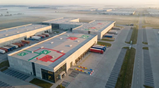 Vue aérienne d'un entrepôt industriel moderne aux normes ICPE avec zones de sécurité et systèmes de prévention
