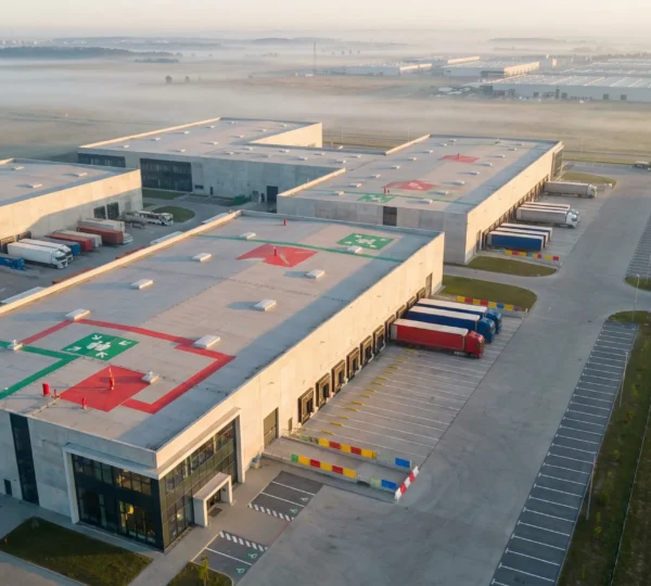 Vue aérienne d'un entrepôt industriel moderne aux normes ICPE avec zones de sécurité et systèmes de prévention